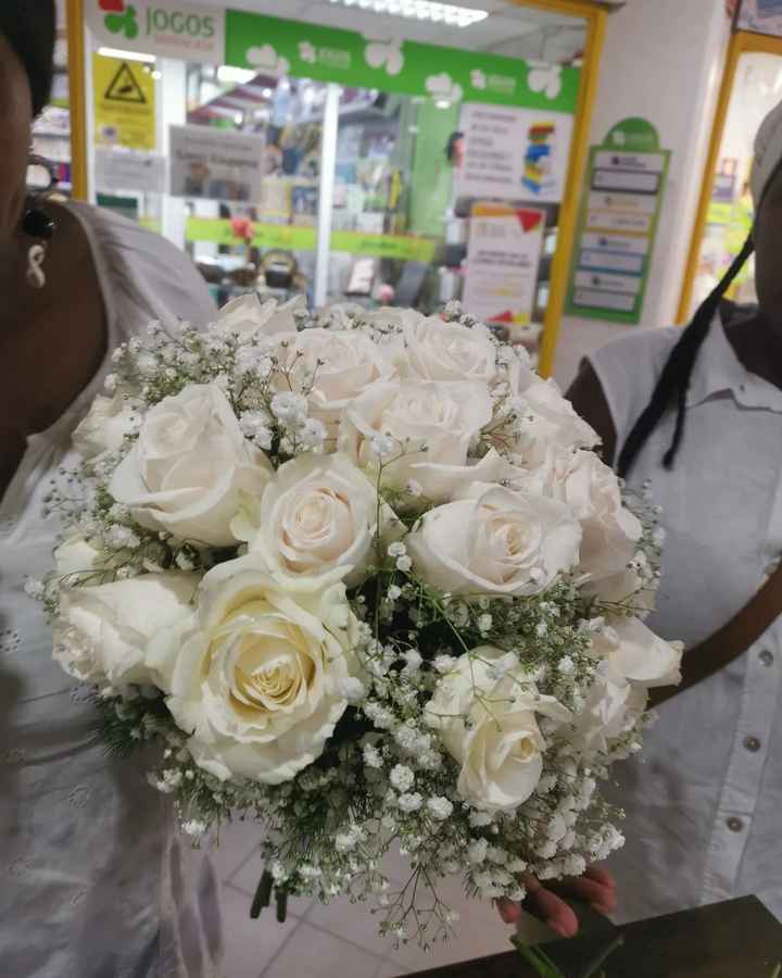 Buquê para noiva com BRANCA ROSAS