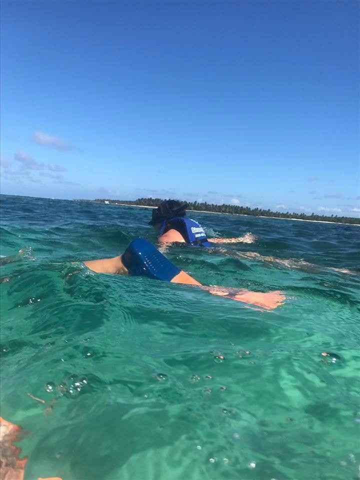 a nadar ao de cima pelo mar fora