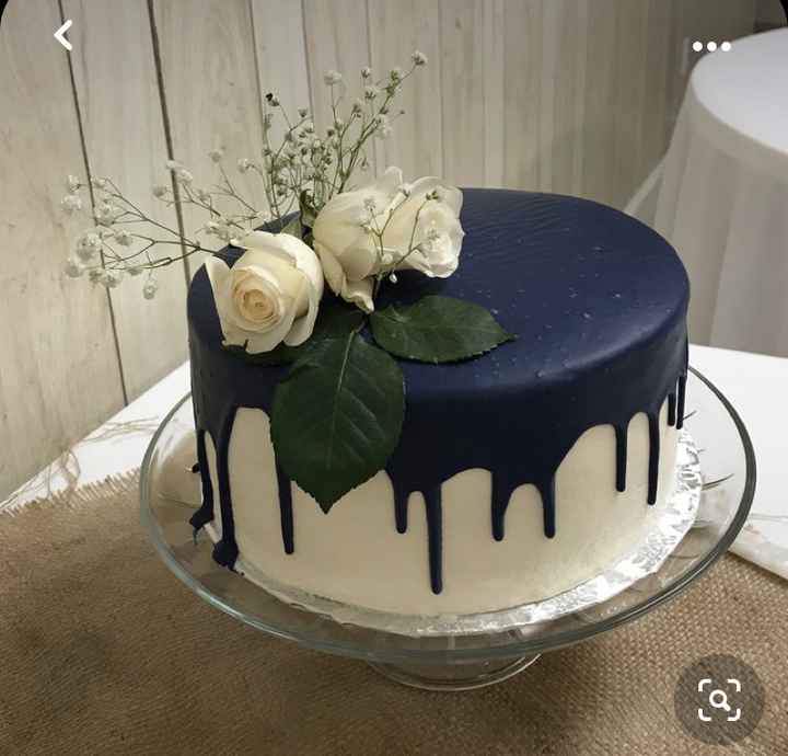Arco-íris invade a Comunidade 🌈 Inspirações Azul Marinho para Bolo de Casamento! - 8