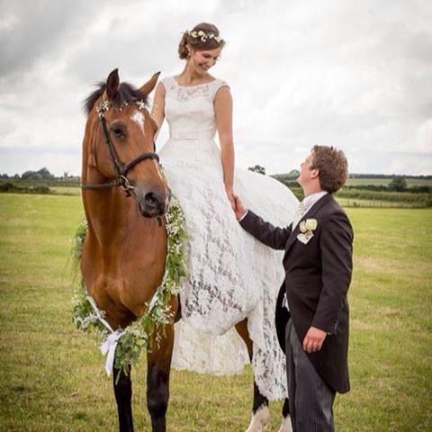 Entrar a cavalo na Quinta com vestido, com saiote e com saltos - 3