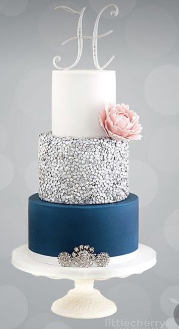 Arco-íris invade a Comunidade 🌈 Inspirações Azul Marinho para Bolo de Casamento! - 7
