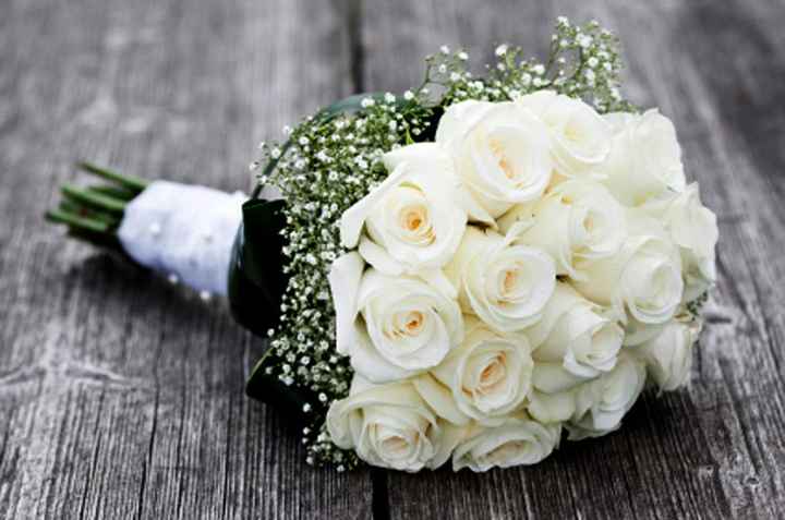 bouquet rosas brancas e gipsofila
