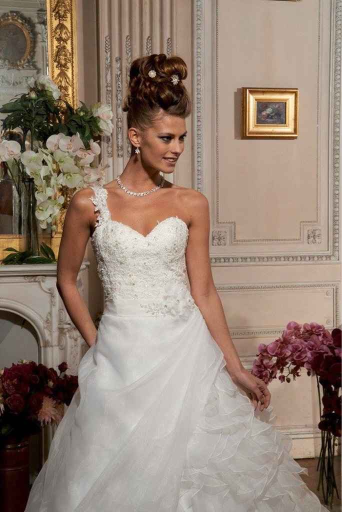 Que tal um vestido com uma alça?? - 1