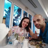 A jantar, com oferta de champanhe.