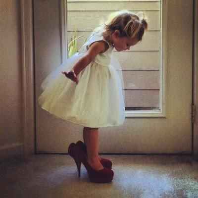 Daminha com os sapatos