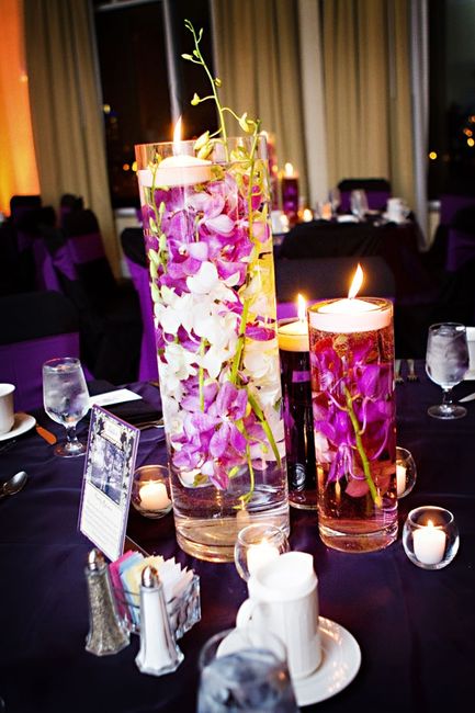 centro de mesa com velas e flores