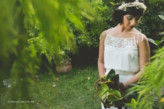 Bouquets de papel, botões, cipó e outros elementos