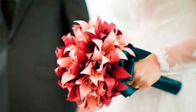 Bouquets de papel, botões, cipó e outros elementos