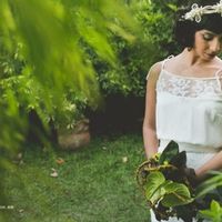 Bouquets de papel, botões, cipó e outros elementos