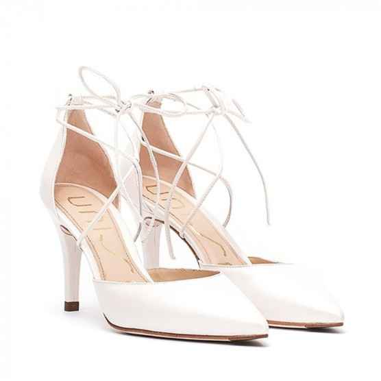 B. Sapatos de noiva 