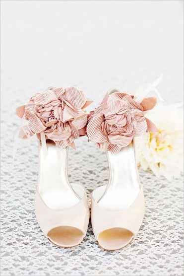 C. Sapatos de noiva 