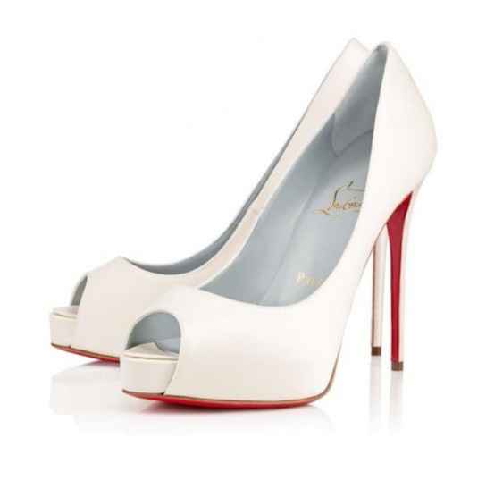 D. Sapatos de noiva 