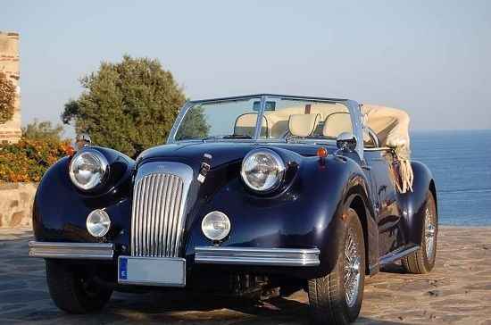 D. Carro da noiva 
