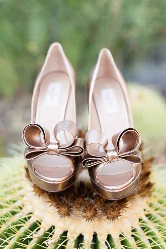 B. Sapatos de noiva 