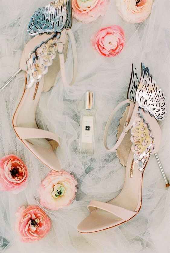 C. Sapatos de noiva 
