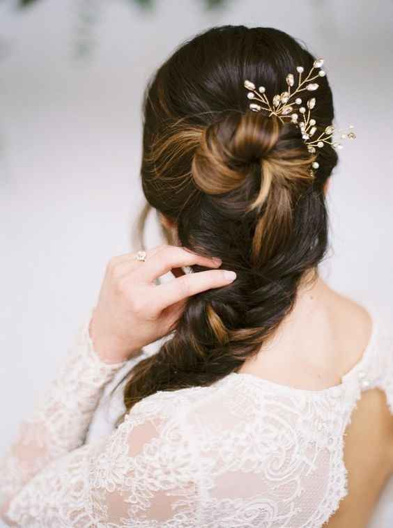 B. Penteado de noiva 