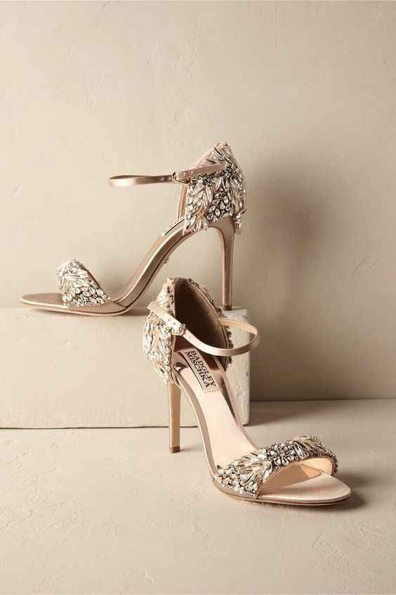 B. Sapatos de noiva 