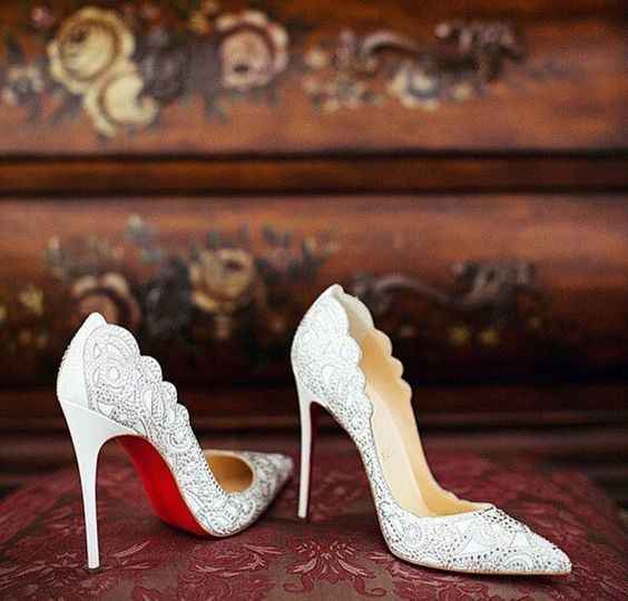 C. Sapatos de noiva 