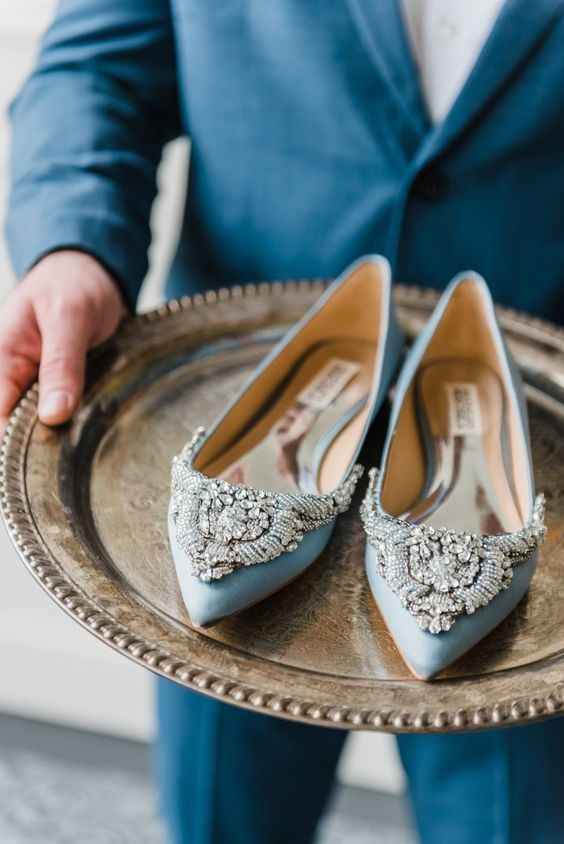 A. Sapatos de noiva