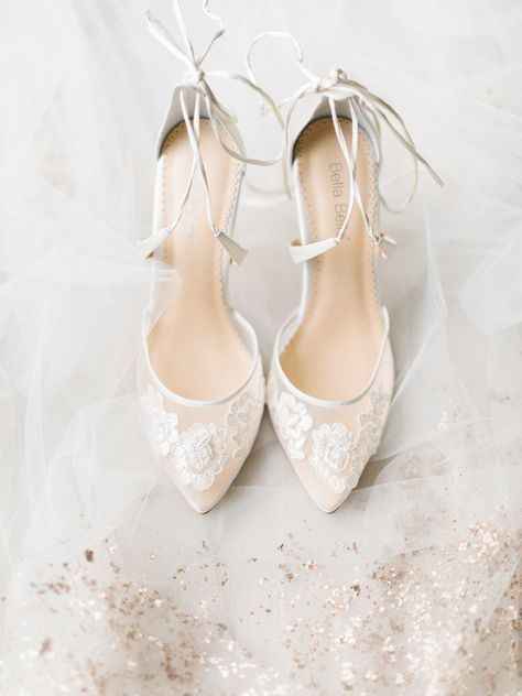 B. Sapatos de noiva