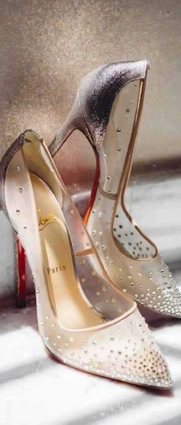 C. Sapatos de noiva 