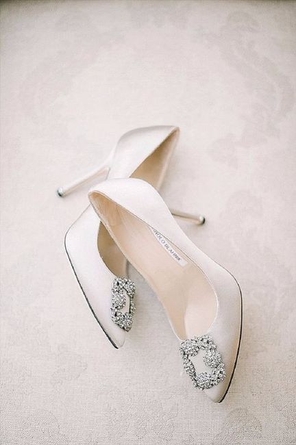 B. Sapatos de noiva