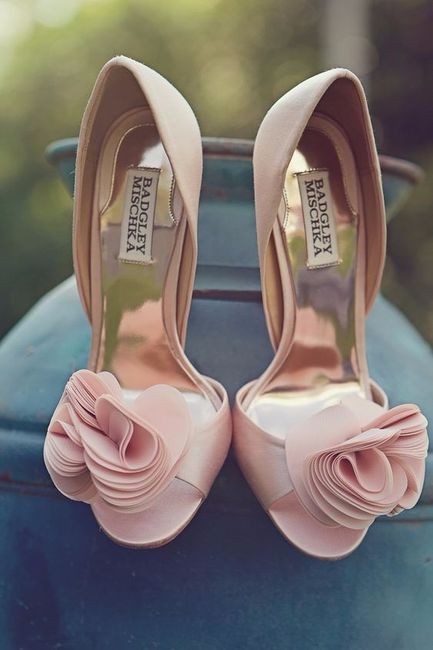 C. Sapatos de noiva