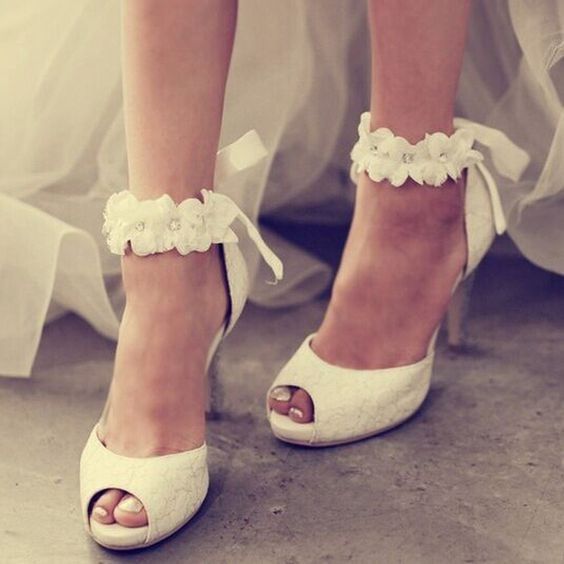 A. Sapatos de noiva