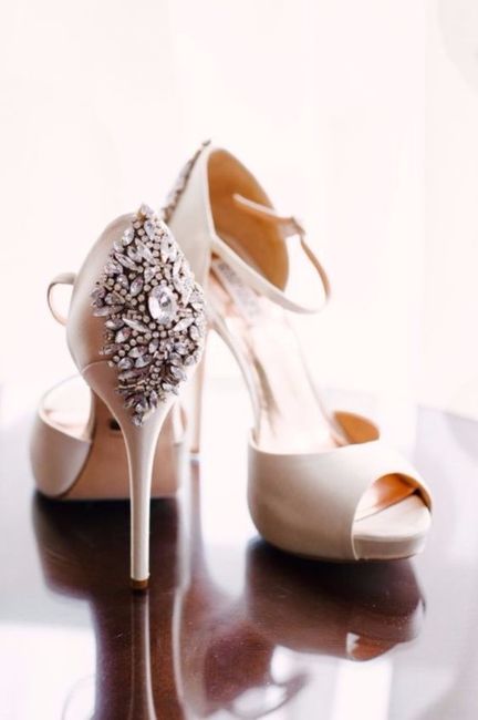 B. Sapatos de noiva