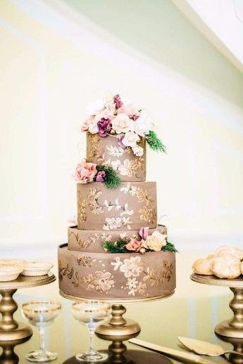 B. Bolo de casamento