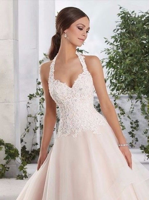 D. Decote de vestido de noiva