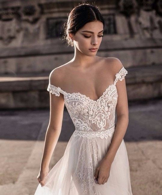 E. Decote de vestido de noiva