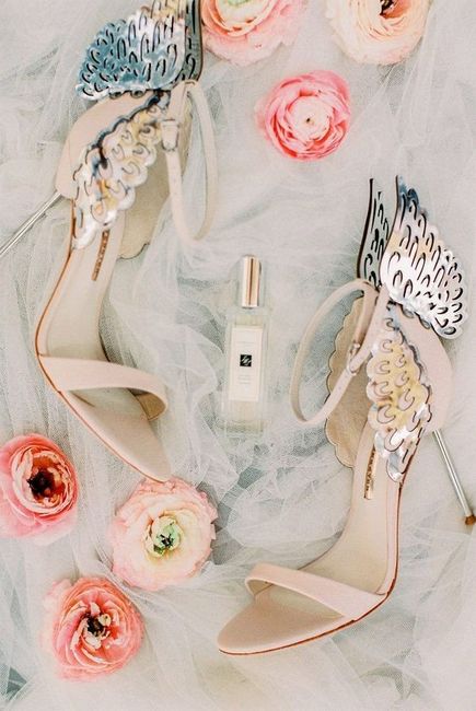 C. Sapatos de noiva 