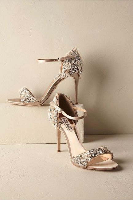 B. Sapatos de noiva 