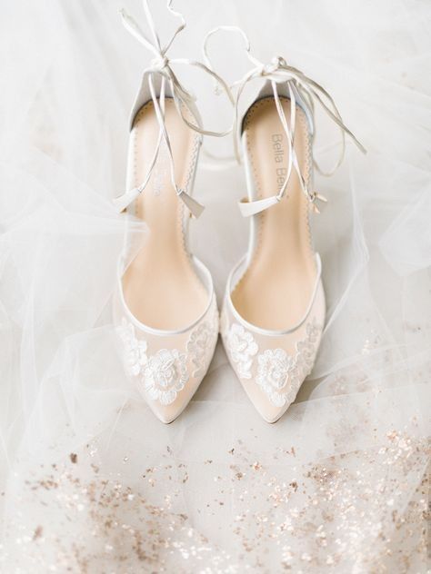 B. Sapatos de noiva