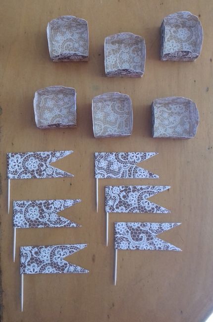 Forminhas para doces pequenos + Bandeirolas