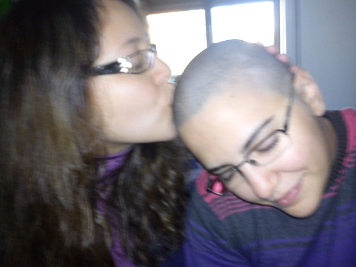 Vida a dois... é assim uma segurando a outra!