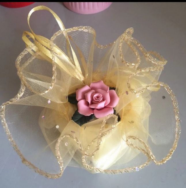 saquinhos para as amêndoas (lembrança de batizado) e comprei flores de papel para decorar do mesmo m