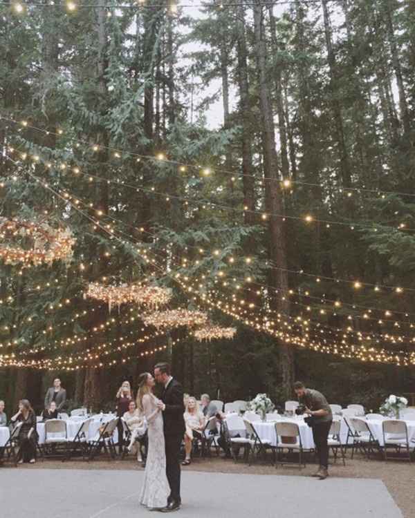 3. Dançar na floresta com milhares de luzes para cima
