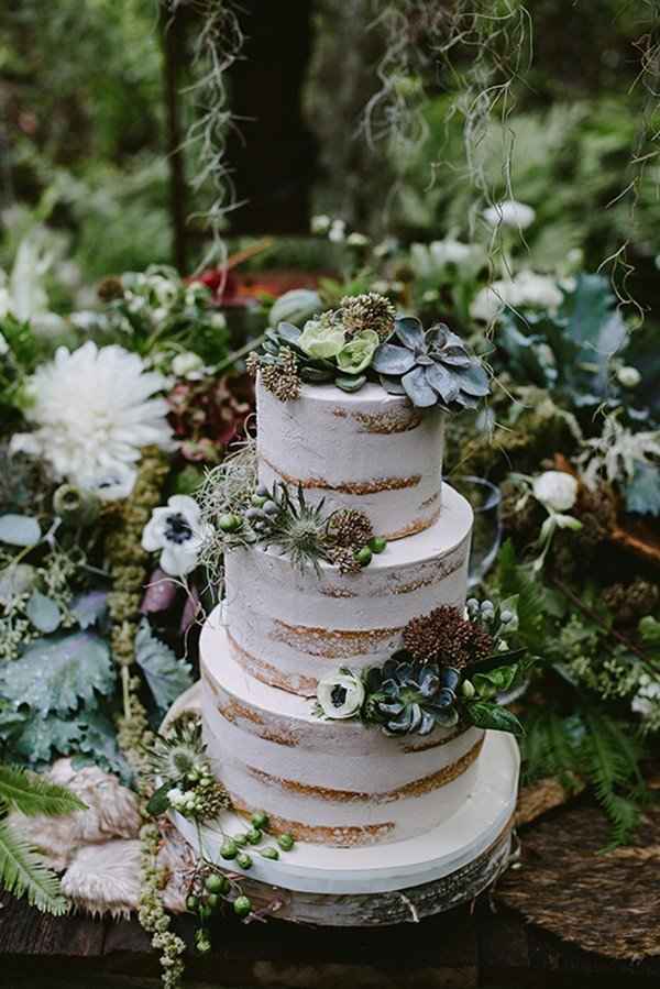 6. Bolo de casamento despido, decorado apenas com succulentas