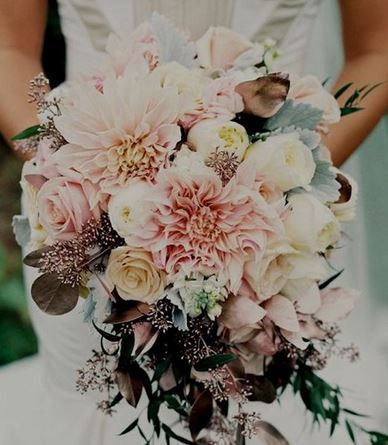 Um ramo com uma mistura de flores mais grosseiras e mais finas... Adoro a combinação.
