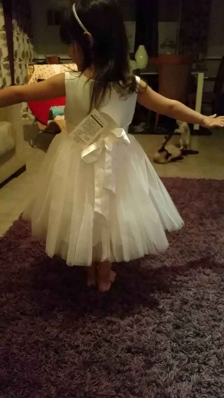 Traseira do Vestido da menina das alianças