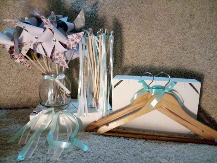Moinhos de papel, varinhas da felicidades, cabides e fitas para os carros