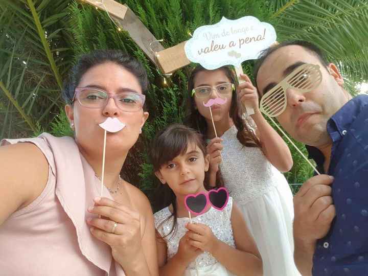 Convidados com acessórios photobooth e placas
