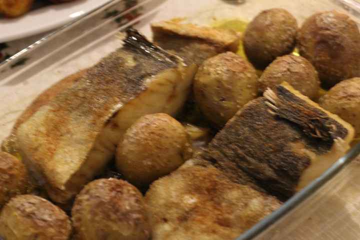 O nosso jantar: bacalhau assado com batata assada. como não havia couves portuguesas acompanhámos co