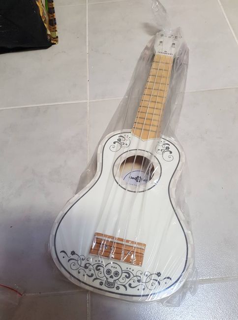 Réplica da guitarra do Ernesto de la Cruz (Mesa Coco)