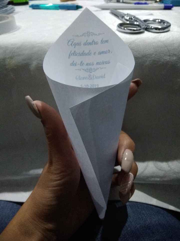 - Cone para o arroz e pétalas de rosas 