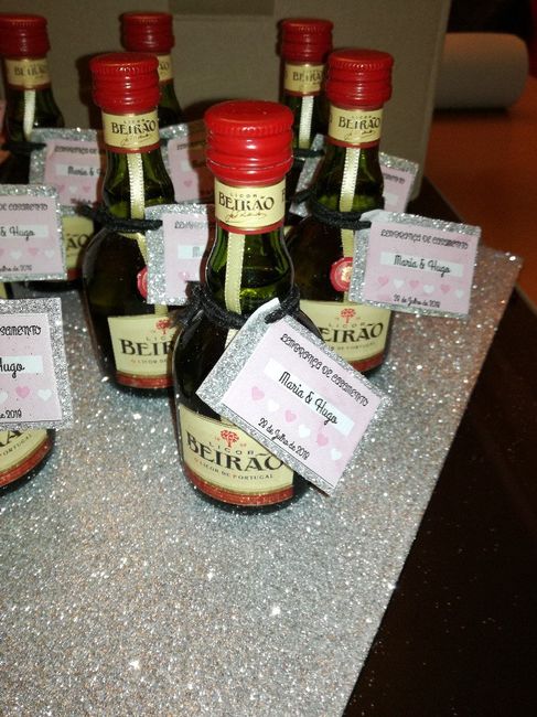  Aqui ficam algumas garrafinhas já feitas com as tais etiquetas - 2