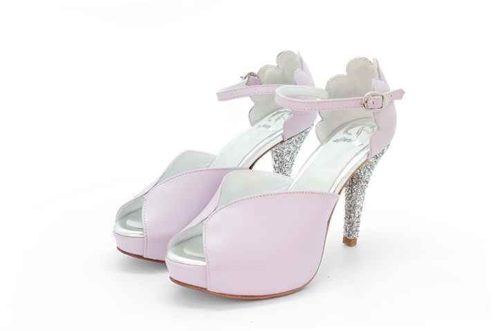 Os sapatos - And I Wonder