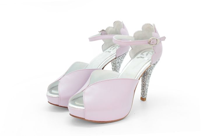 Os sapatos - And I Wonder
